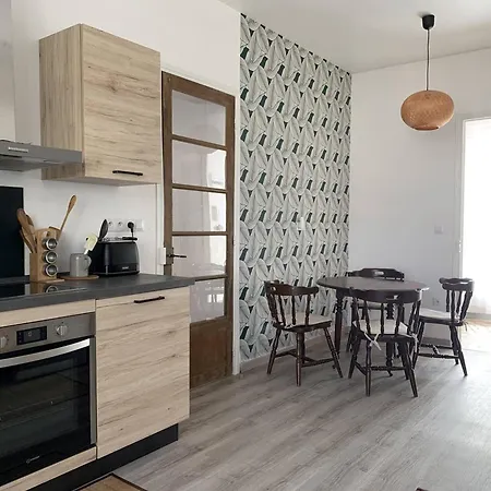 Location Conviviale à Avec Parking Et Terrasse Privée - Fr-1-870-19